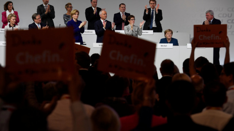 La canciller alemana Angela Merkel recibe el apluso de los asistentes al congreso de la CDU, en el que se elige al sucesor o a la sucesora al frente del partido. REUTERS/Fabian Bimmer