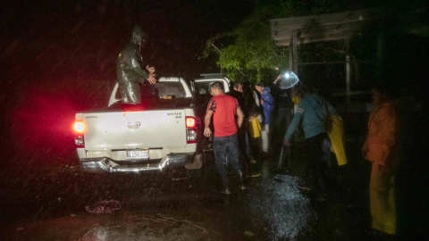 Varias personas son evacuadas hacia refugios en la madrugada de hoy, antes de la llegada del huracán Julia a Bluefields (Nicaragua).