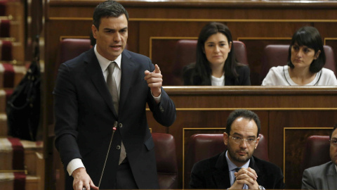 El líder del PSOE, Pedro Sánchez, durante su intervención en la sesión de control al Ejecutivo del Congreso. EFE/Juan Carlos Hidalgo