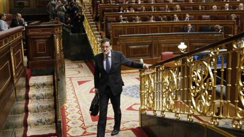 El presidente del Gobierno, Mariano Rajoy, abandona el hemiciclo tras intervenir en la sesión de control al Ejecutivo. EFE/Juan Carlos Hidalgo