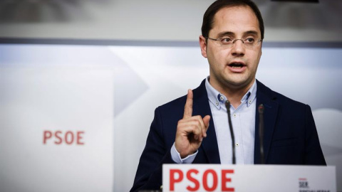 César Luena durante la rueda de prensa de este miércoles. EFE/Luca Piergiovanni