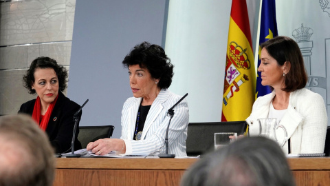 La ministra Portavoz Isabel Celaá, la ministra de Trabajo Magdalena Valerio, y la ministra de Industria Reyes Maroto (d), durante la rueda de prensa celebrada en el Palacio de la Moncloa tras el Consejo de Ministros. EFE/Zipi