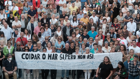 08/10/2022 Un grupo de personas protesta contra el veto a la pesca en la plaza del Concello de Ribeira, A Coruña