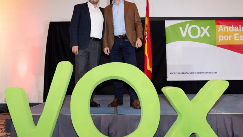 03/12/2018.- El presidente de Vox, Santiago Abascal (d), y el candidato a la presidencia de la Junta de Andalucía, Francisco Serrano, en rueda de prensa hoy en Sevilla donde ha asegurado que su formación "nunca" va a ser un "obstáculo" para que haya en