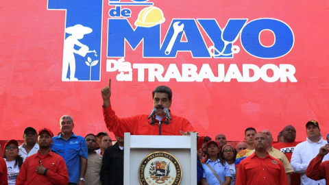 Fotografía cedida por la oficina de prensa del Palacio de Miraflores que muestra al presidente de Venezuela, Nicolás Maduro (c), mientras se dirige a sus simpatizantes durante un acto por el Día del Trabajo. /EFE