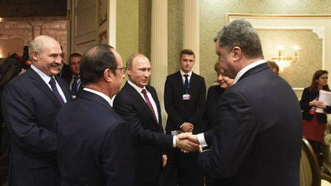 El presidente de Rusia, Vladimir Putin, estrecha la mano de su homólogo ucraniano, Petro Poroshenko. - REUTERS