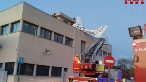 Una avioneta que se ha estrellado sobre el tejado de una gasolinera en Badia del Vallès (Barcelona). / TWITTER -BOMBERS