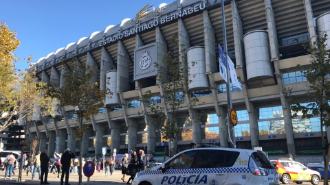 Estadio Santiago Bernabeu con Policía. EUROPA PRESS