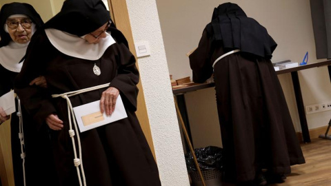 Unas monjas del convento de las clarisas ejercen su derecho al voto en las mesa electorales instaladas en el ayuntamiento de Salamanca, este domingo, día de las Elecciones Generales del 28-A. EFE/J.M.GARCÍA.