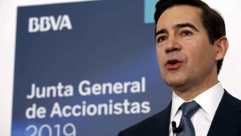 El presidente del BBVA, Carlos Torres, interviene ante de la junta ordinaria de accionistas este viernes en Bilbao | EFE/ Luis Tejido