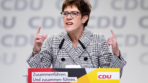 Annegret Kramp-Karrenbauer, que liderará la CDU alemana, mientras pronuncia su discurso durante el congreso federal del partido en Hamburgo en donde salió victoriosa | HAYOUNG JEON / EFE