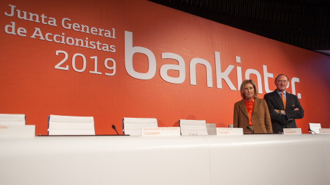 El presidente de Bankinter, Pedro Guerrero, y la consejera delegada, María Dolores Dancausa, al comienzo de la junta de accionistas del banco.