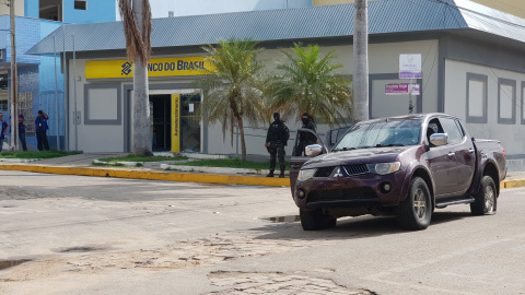 Policías frente a la sucursal del Banco do Brasil tras un tiroteo entre la policía y ladrones, en Milagres, (Brasil), el 7 de diciembre de 2018. / REUTERS