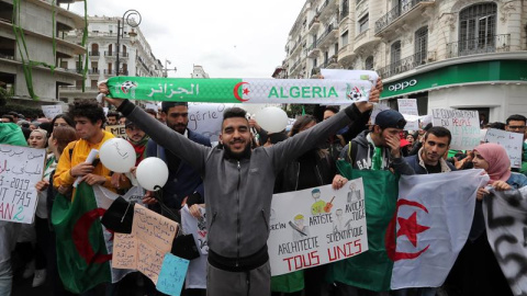 Protesta estudiantil contra Abdelaziz Buteflika en Argel (Argelia). - EFE