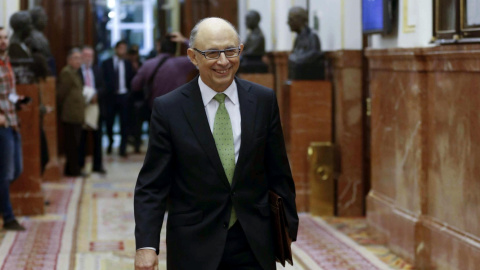 El ministro de Hacienda, Cristóbal Montoro, en el pasillo del Congreso de los Diputados, camino de entrar en el Hemiciclo. EFE