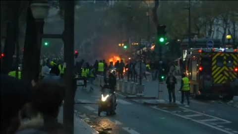 Disturbios en los barrios comerciales de ParÃ­s tras blindar la PolicÃ­a los Campos ElÃ­seos