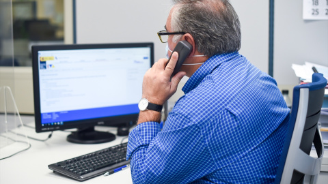 Empleado público trabajando en su oficina