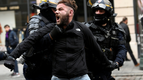 La Policía francesa detiene a un manifestante de las movilizaciones de los chalecos amarillos en París. REUTERS/Piroschka van de Wouw