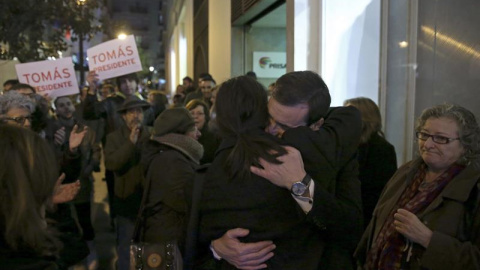 El exsecretario general del PSM, Tomás Gómez, abraza a una simpatizante anoche, tras ser destituido hoy por el líder del PSOE, Pedro Sánchez. EFE/Alberto Martín