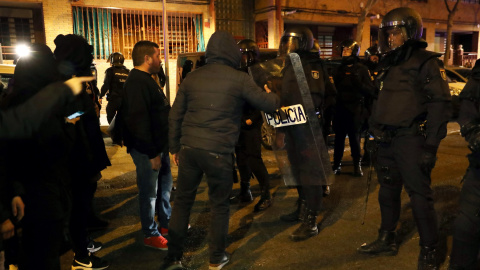 20/03/2019.- Varios cientos de vecinos de El Pozo del Tío Raimundo, en el distrito madrileño de Puente de Vallecas, donde murió apuñalado un hombre, han vuelto a concentrarse. / EFE - KIKO HUESCA