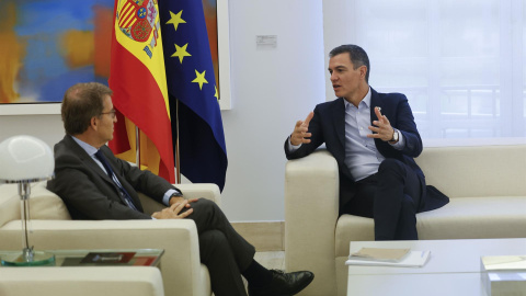 El presidente del Gobierno, Pedro Sánchez (d), se reúne con el líder del PP, Alberto Núñez Feijóo (i), en La Moncloa, este lunes.