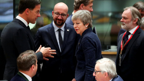 La primera ministra británica,Theresa May junto al primer ministro holandés, Mark Rutte (d), el primer ministro de Bélgica, Charles Michel (c) y el presidente de la Comisión Europea Jean-Claude Juncker en Bruselas. / REUTERS - YVES HERMAN