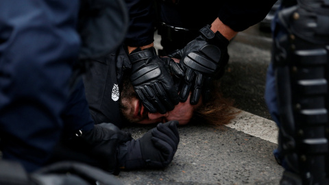 La Policía detiene aun hombre cerca de la estación de tren de Saint Lazare.- REUTERS/Stephane Mahe