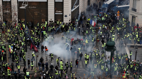 Un tumulto de manifestantes se dispersa después de que la Policía lance gases lacrimógenos.-REUTERS/Benoit Tessie