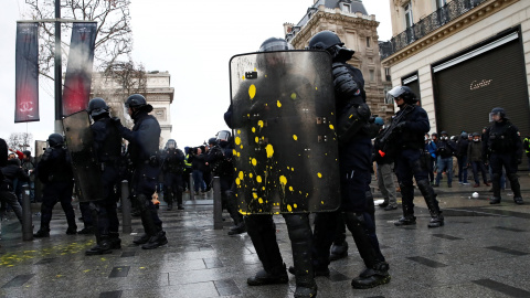 El escudo de un antidisturbio, manchado por pintura amarilla lanzada por manifestantes.- EUTERS/Christian Hartmann