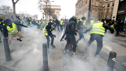 Manifestantes se dispersan después de que la Policía les lanzara gas lacrimógeno.- EFE/EPA/Ian Langsdon