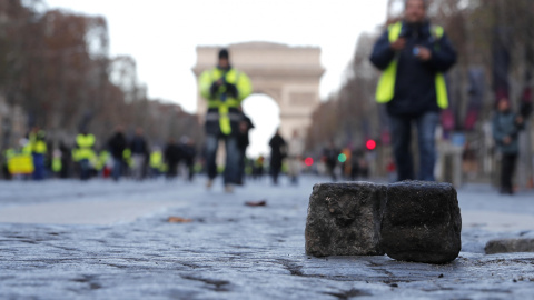 Un adoquín levantado en los Campos Elíseos de París.- EFE/Ian Langsdon