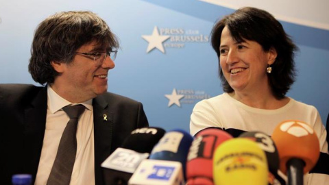 L'expresident de la Generalitat Carles Puigdemont durant una roda de premsa oferida aquest dijous amb la presidenta de l'ANC, Elisenda Paluzie, en la qual han anunciat la presentació d'una Iniciativa Ciutadana Europea perquè s'investigui Espanya per sup