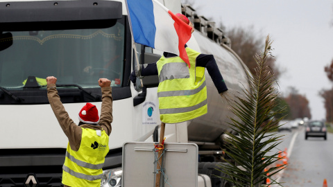 Un manifestante de los chalecos amarillos en uno de los cortes de tráfico en Cissac-Medoc./REUTERS