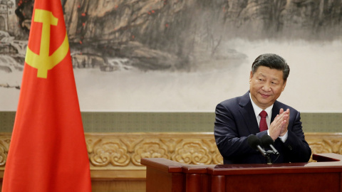 El presidente de China, Xi Jinping, aplaude  en una reunión del Comité Permanente del Politburó del Partido Comunista chino, en el Gran Salón del Pueblo en Pekín, en octubre de 2017. REUTERS/Jason Lee