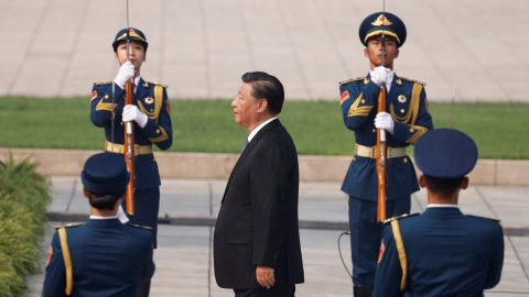 El presidente de China, Xi Jinping, asiste a una ceremonia de colocación de ofrenda floral en la Plaza de Tiananmen para conmemorar el Día de los Mártires, en Pekín. — Thomas Peter / REUTERS