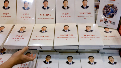 Ejemplares del libro 'Xi Jinping: La Gobernanza de China', en la Feria del Libro de Hong Kong. REUTERS/Tyrone Siu