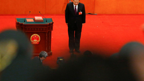 El presidente chino, Xi Jinping, hace una reverencia ante los delegados de la Asamblea Popular Nacional (APN) después de ser confirmado presidente para otro mandato, en el Gran Salón del Pueblo, en Pakín, en marzo de 2018. REUTERS/Thomas Peter