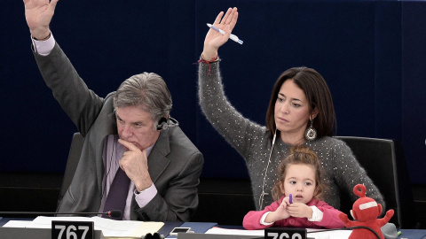 La antigua eurodiputada Licia Ronzulli con su hija Victoria durante una sesión del Parlamento Europeo en noviembre de 2013  | AFP/ Frederick Florin