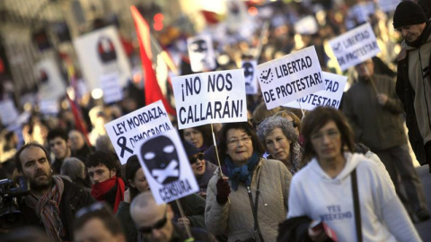 Manifestación contra la 'ley mordaza' entre la Puerta del Sol y el Congreso de los Diputados. EFE/Víctor Lerena