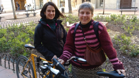 Ana Santidrián y Edurne Caballero, con las bicicletas con las que saldrán de Zaragoza para recorrer 3.000 kilómetros.