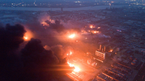 Imagen aérea del incendio causado por la explosión. - REUTERS