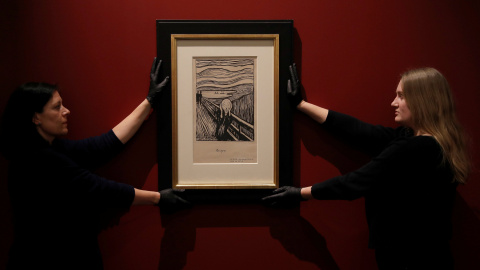 Miembros del personal cuelgan una litografía de ‘The Scream’ de Edvard Munch en el Museo Británico | REUTERS/ Peter Nicholls