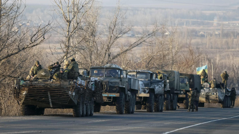 Miembros de las fuerzas armadas de Ucrania montan en vehículos militares cerca de Artemivsk, en el este de Ucrania / REUTERS