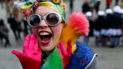 Una mujer disfrazada durante el Weiberfastnacht, el carnaval de mujeres en Colonia, Alemania. REUTERS