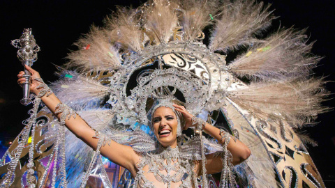 Arantzazu Estevez, vestida con un traje llamado 'la princesa de las mil rosas', ha sido elegida reina del Carnaval en Las Palmas. REUTERS