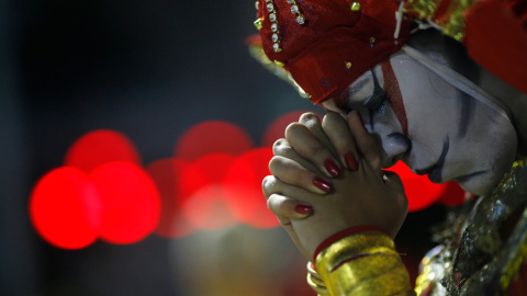 Un miembro de la escuela de samba Unidos de Bangu se concentra antes de salir a desfilar en el Carnaval de Río de Janeiro. REUTERS