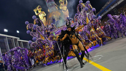 Un miembro de la escuela de samba de Las Rosas de Ouro desfila en el sambódromo de Sao Paulo durante el Carnaval. REUTERS