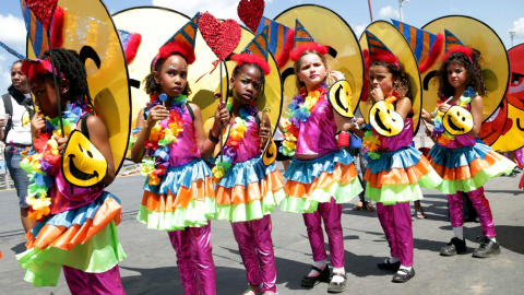 Varias niñas esperan a desfilar antes de que de comienzo el concurso de carnaval infantil en Trinidad y Tobago. REUTERS