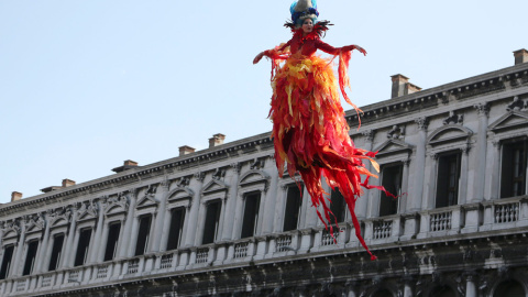 El tradicional descenso del ángel, durante el Carnaval de Venecia. REUTERS