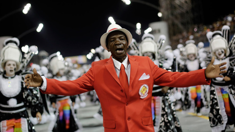 Un miembro de la escuela de samba Tom Maior desfila en el sambódromo de Sao Paulo durante el Carnaval. REUTERS